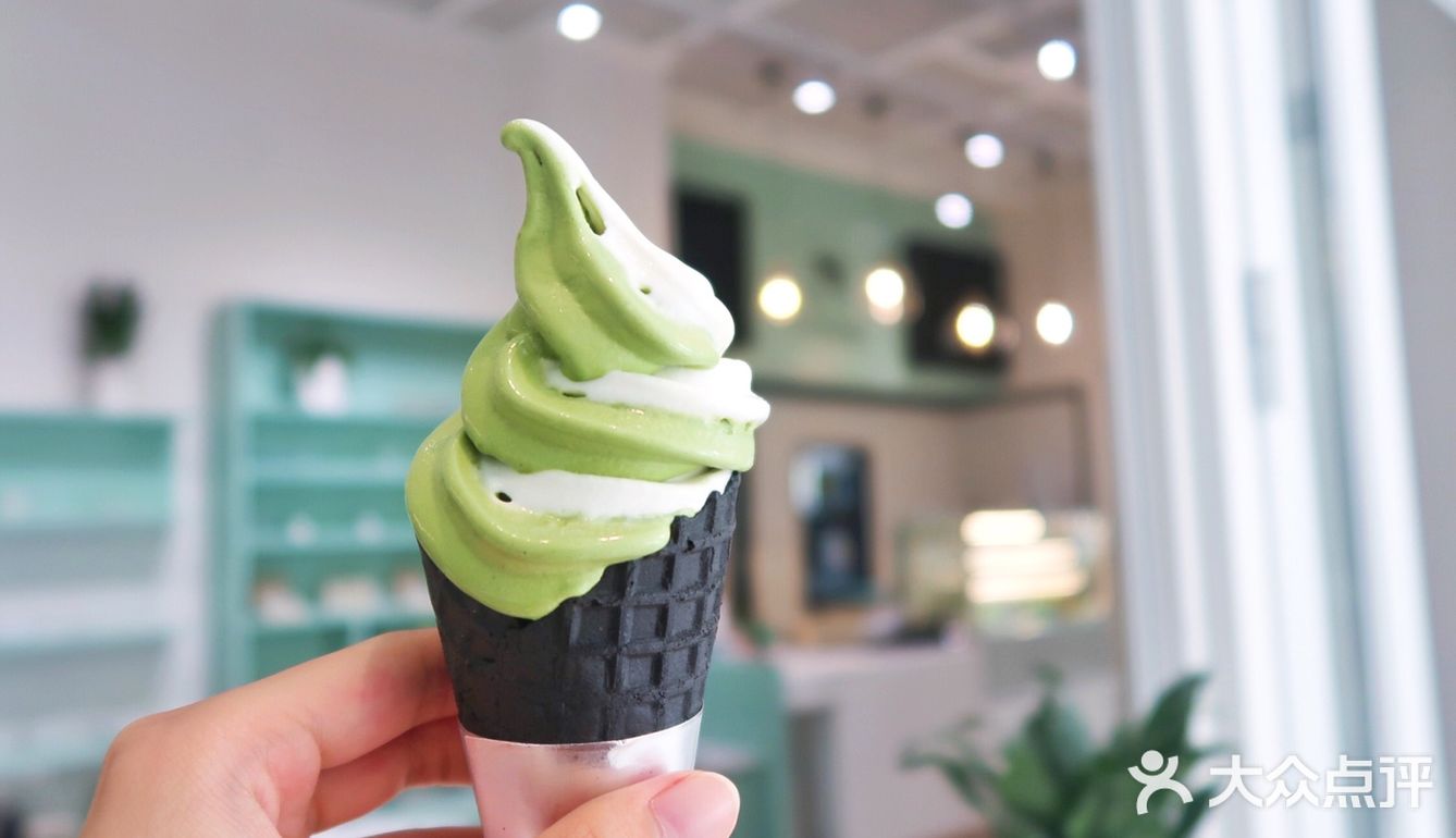 抹茶牛乳双拼冰激凌下面的华夫可以选择原色和黑色