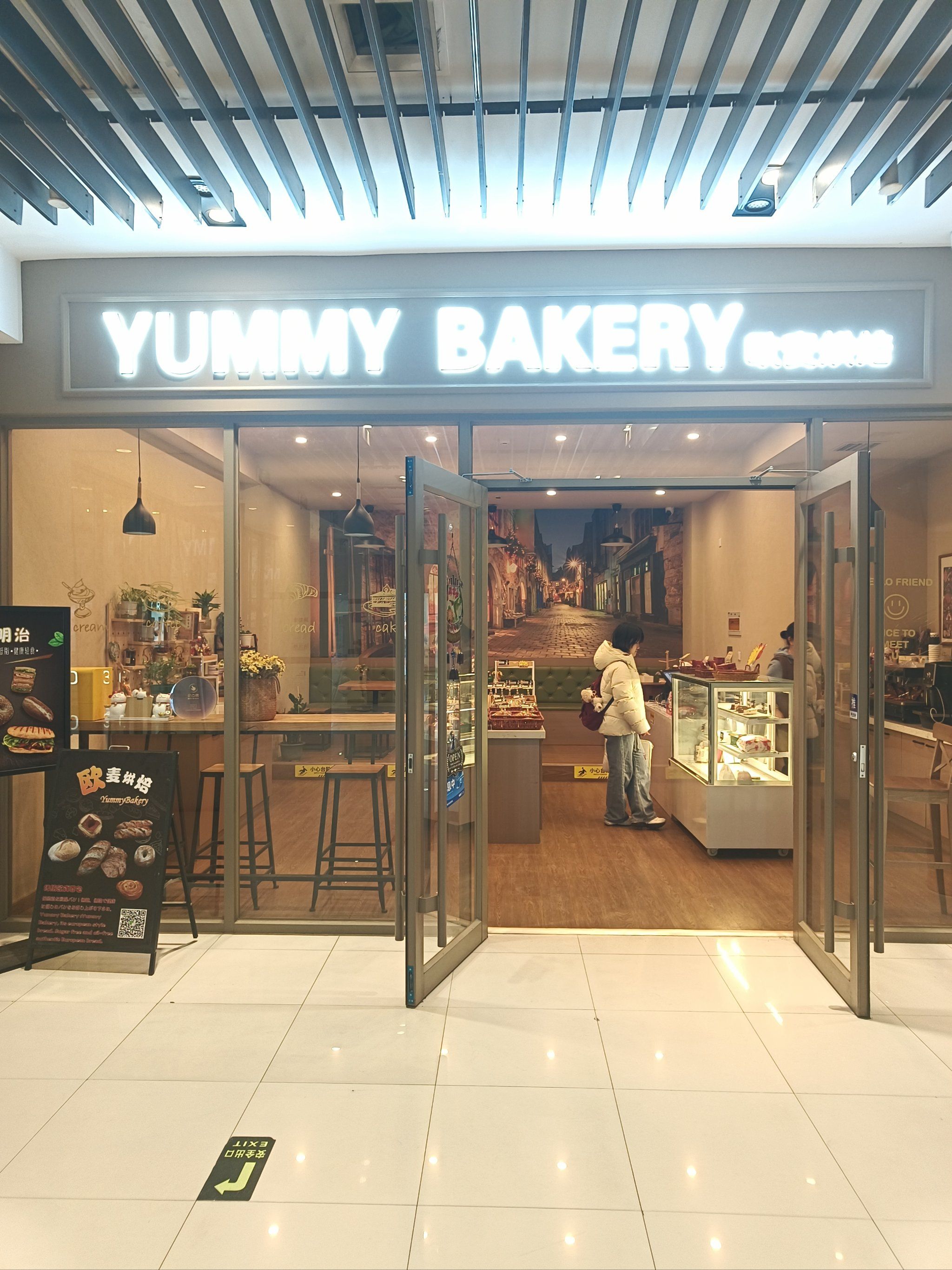 n刚好碰到个小姐姐也进店看面包,店主刚好进去帮我取面包