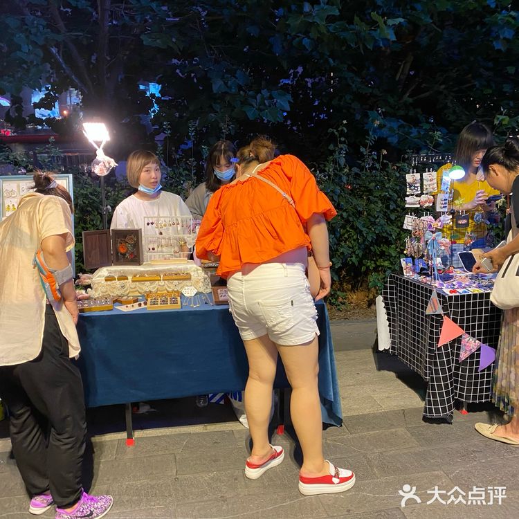 大悦城夜市