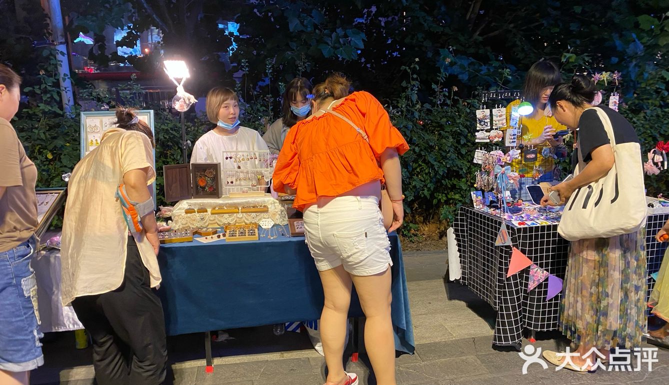 大悦城夜市