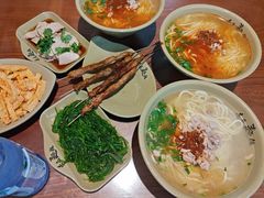 -亮亮面馆(经六路店)