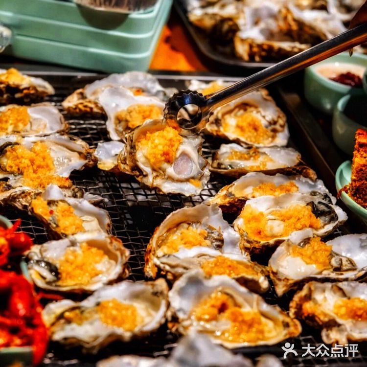 吃自助令人快乐的事 当然还有吃不尽的甜点、饮品