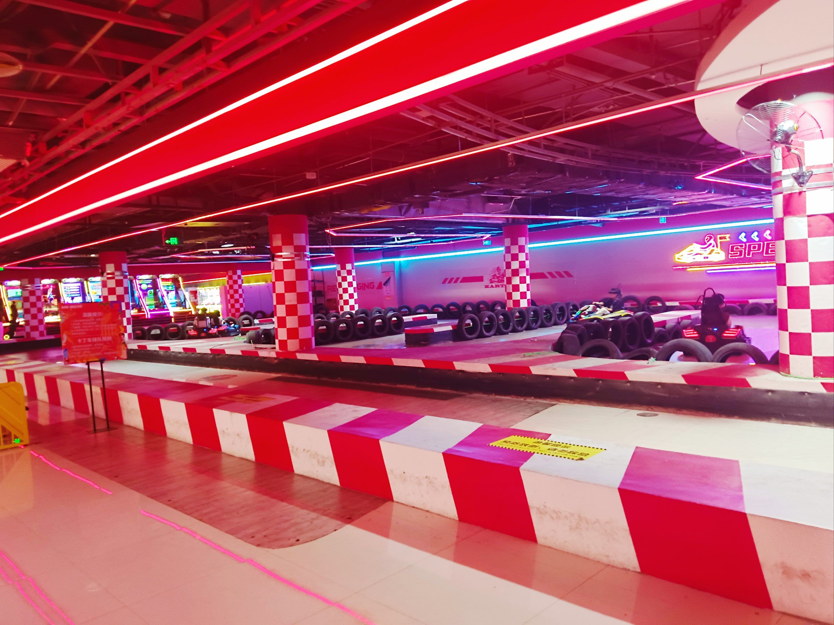 位于宝龙地下一层的一个游戏层,买一个买票