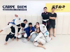 -菠萝格斗巴西柔术训练馆