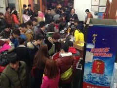 等位区-粤潮牛肉火锅店(江南大道店)
