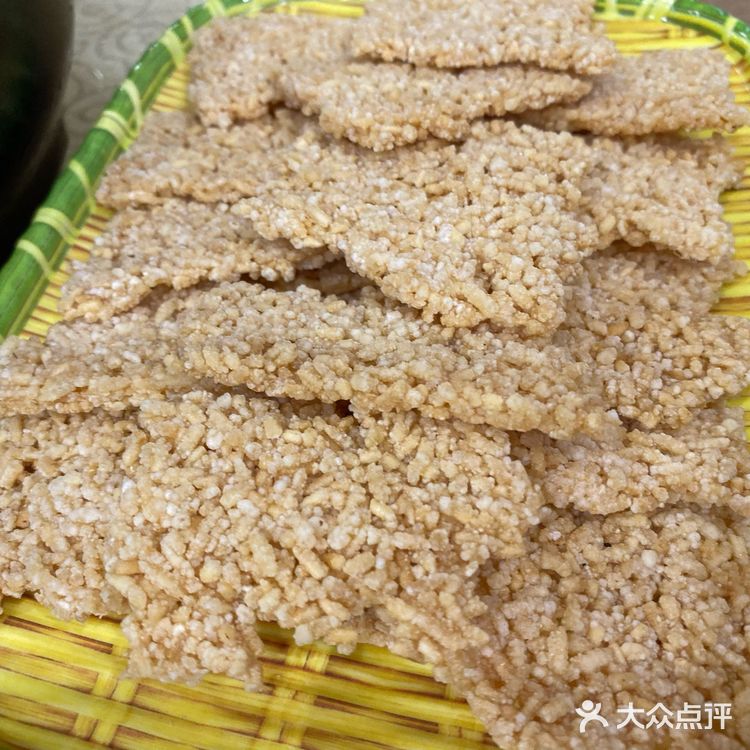 肚包鸡必点，还送锅巴，服务员帮盛第一碗汤
