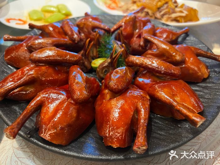 香港狮子山下·明星粤菜餐厅(北苑店)玻璃脆皮乳鸽图片
