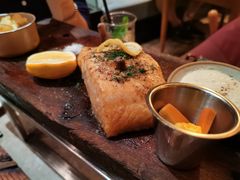木板烤三文鱼-THE CANNERY&JUJU 新鲜海鲜·牛排美食酒廊