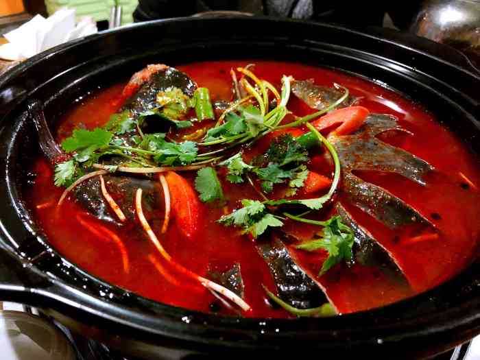 甲秀楼附近吃鱼推荐江团酸汤入味