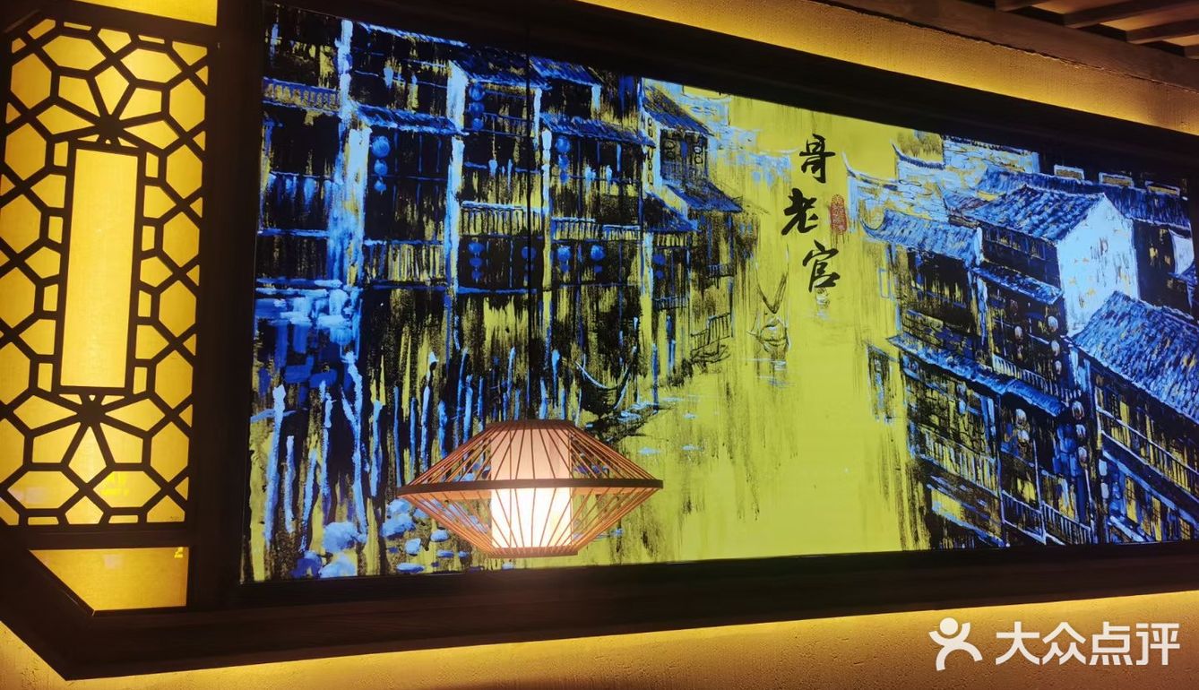 桌与桌之间有一定的空间。菜品