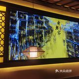 桌与桌之间有一定的空间。菜品