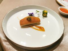 鱼子酱配脆皮烤乳猪-广州文华东方酒店·江-由辉师傅主理