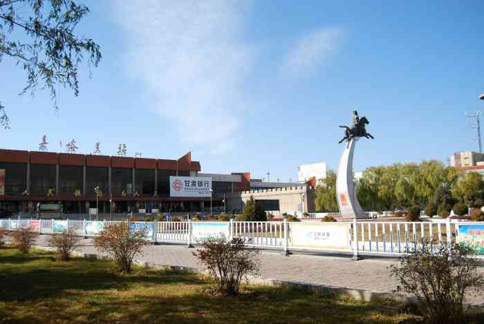 嘉峪关站-"很远的地方就会被通知要扫码工作人员很认.