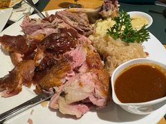 烤猪肘配酸菜土豆泥-兰特伯爵西餐厅·啤酒屋(方庄店)