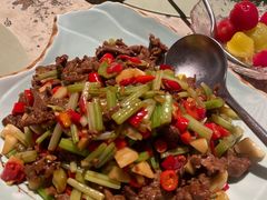 小芹菜炒黄牛肉-T館·花园艺术餐厅
