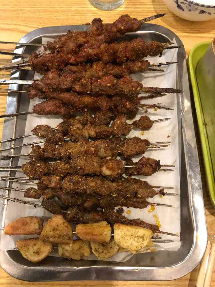 老肥烧烤-"生意很好 来的时候就空了两张小桌子～外面.