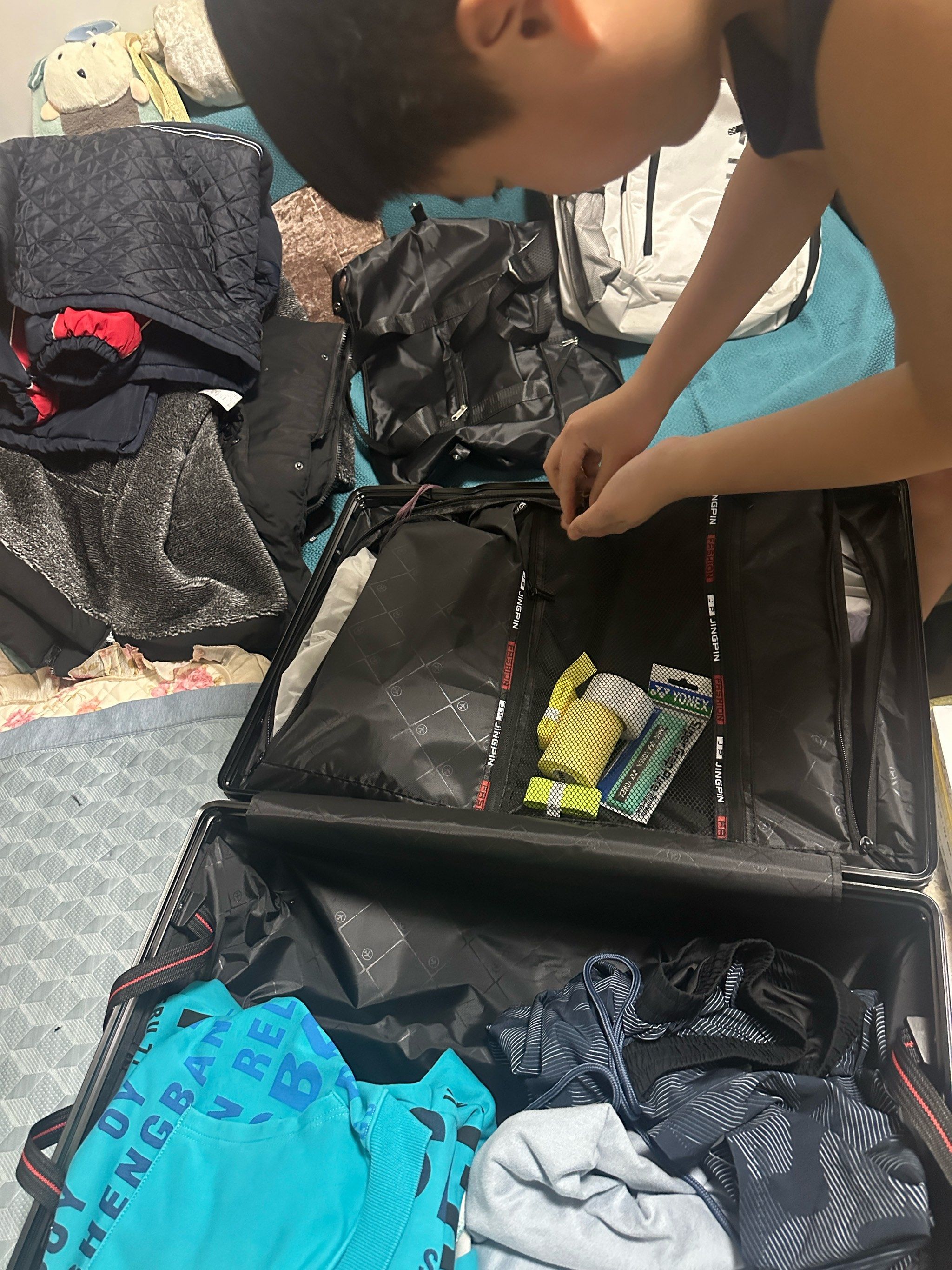 孩子们马上寒假了开心的收拾行李