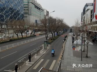 商场还在坚持开着 但是人寥寥不过往好处想大家都这么自觉