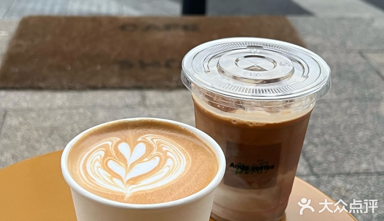 在服装店里喝咖啡☕️