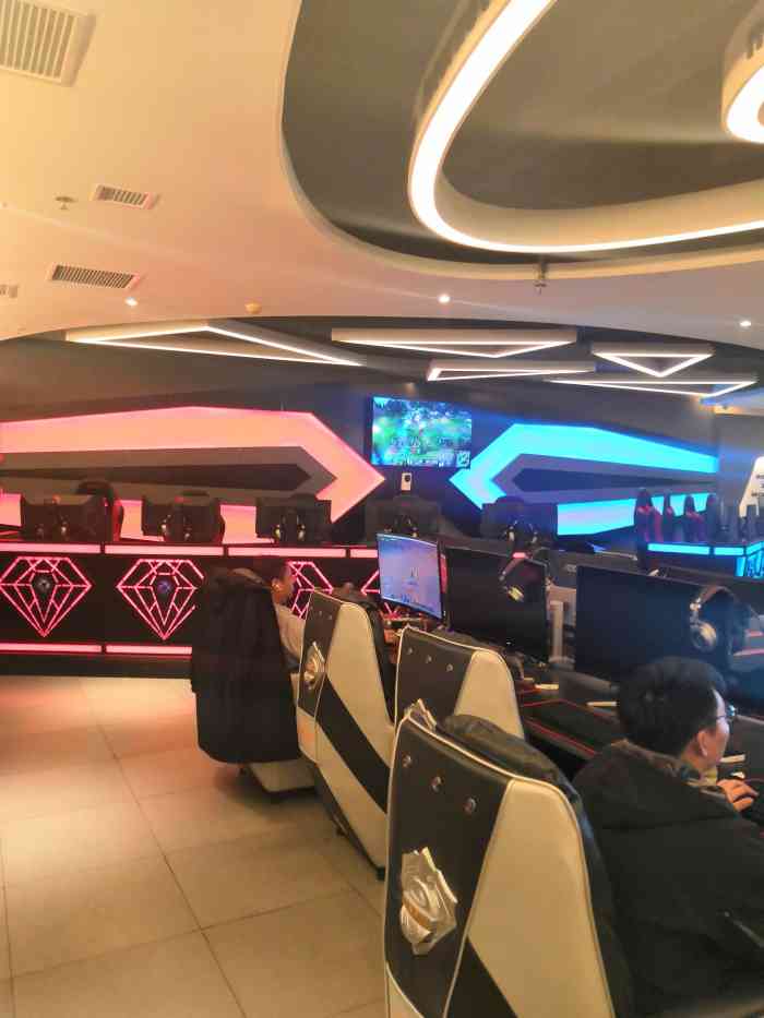 w电竞网咖(奈斯店)-"配置属实有点差,不过服务特别好.虽然冲了.