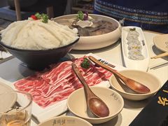 -老牌坊云南鱼豆花火锅(哈西万达店)