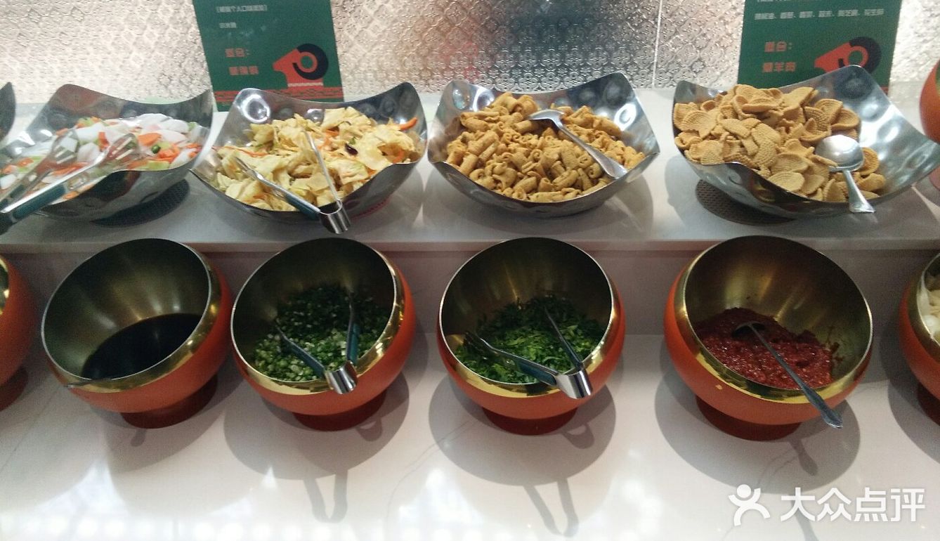 一串十二月元的三串烤肉最好吃一个个可以吃的很饱啊!