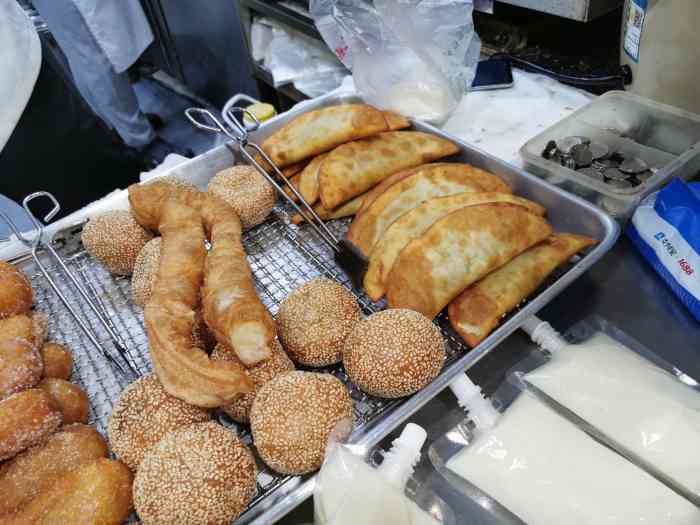 吴桥烧饼(古墩路店)-"上班路上随手买的烧饼作为早饭,老板问我要.