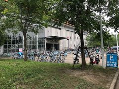出来直接是地铁站入口-秀沿路地铁站停车场