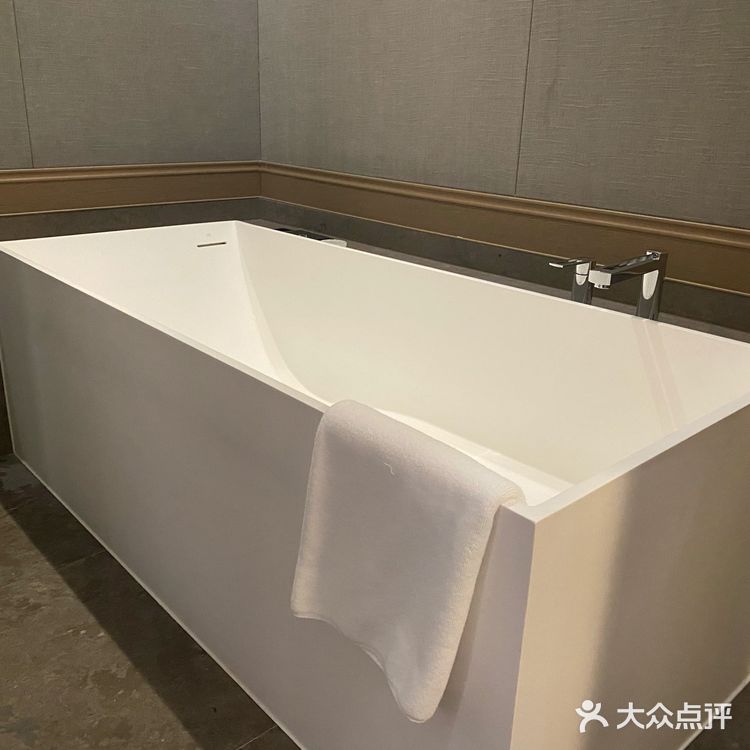 从浴缸走到浴室有点远。房间的用料扎实