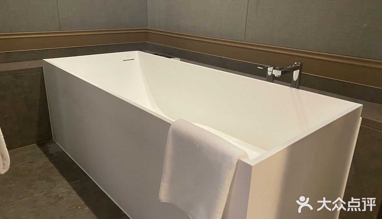 从浴缸走到浴室有点远。房间的用料扎实