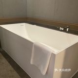 从浴缸走到浴室有点远。房间的用料扎实