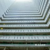 是香港社会发展的一个时代见证，四四方方的造型是它的特点