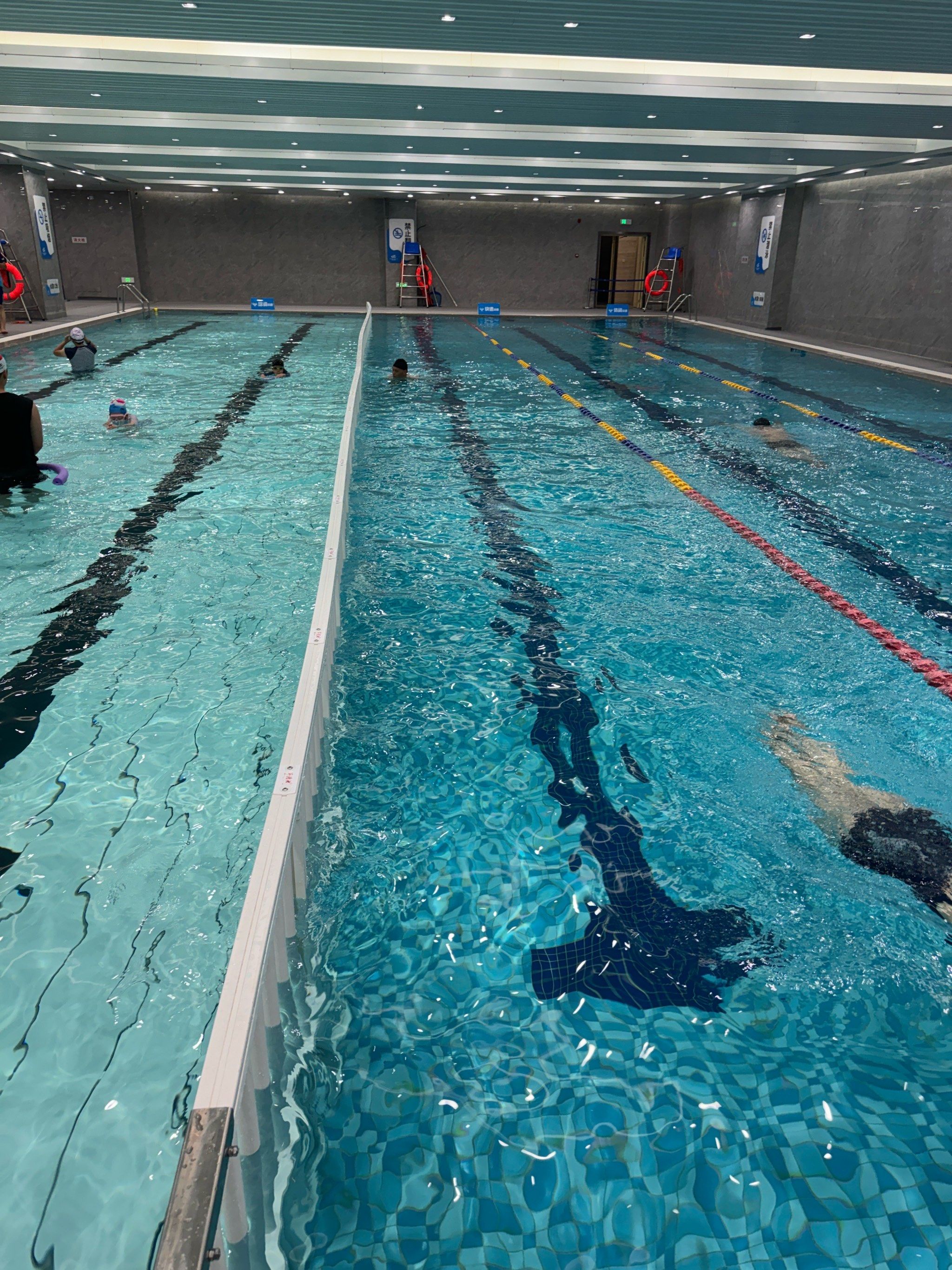 这里分为浅水区和深水区,适合不同水平的游泳者