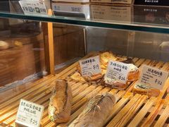 -天井·丑面包搭咖啡