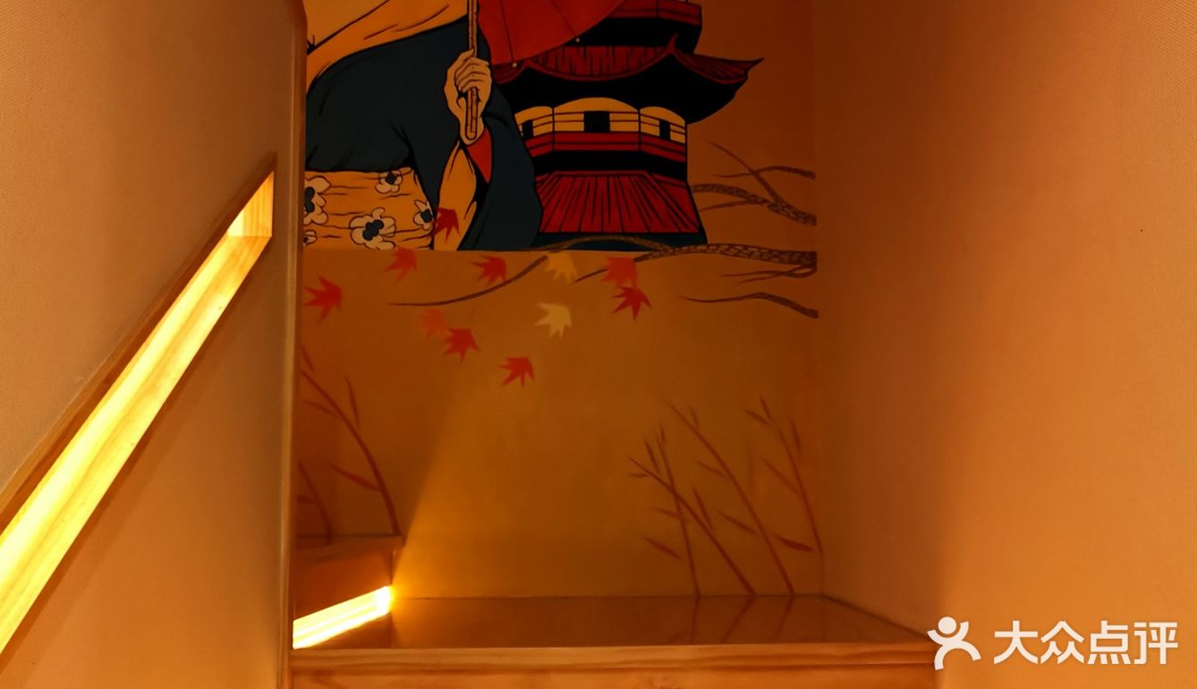 发饰挂件，还有扇子之类的