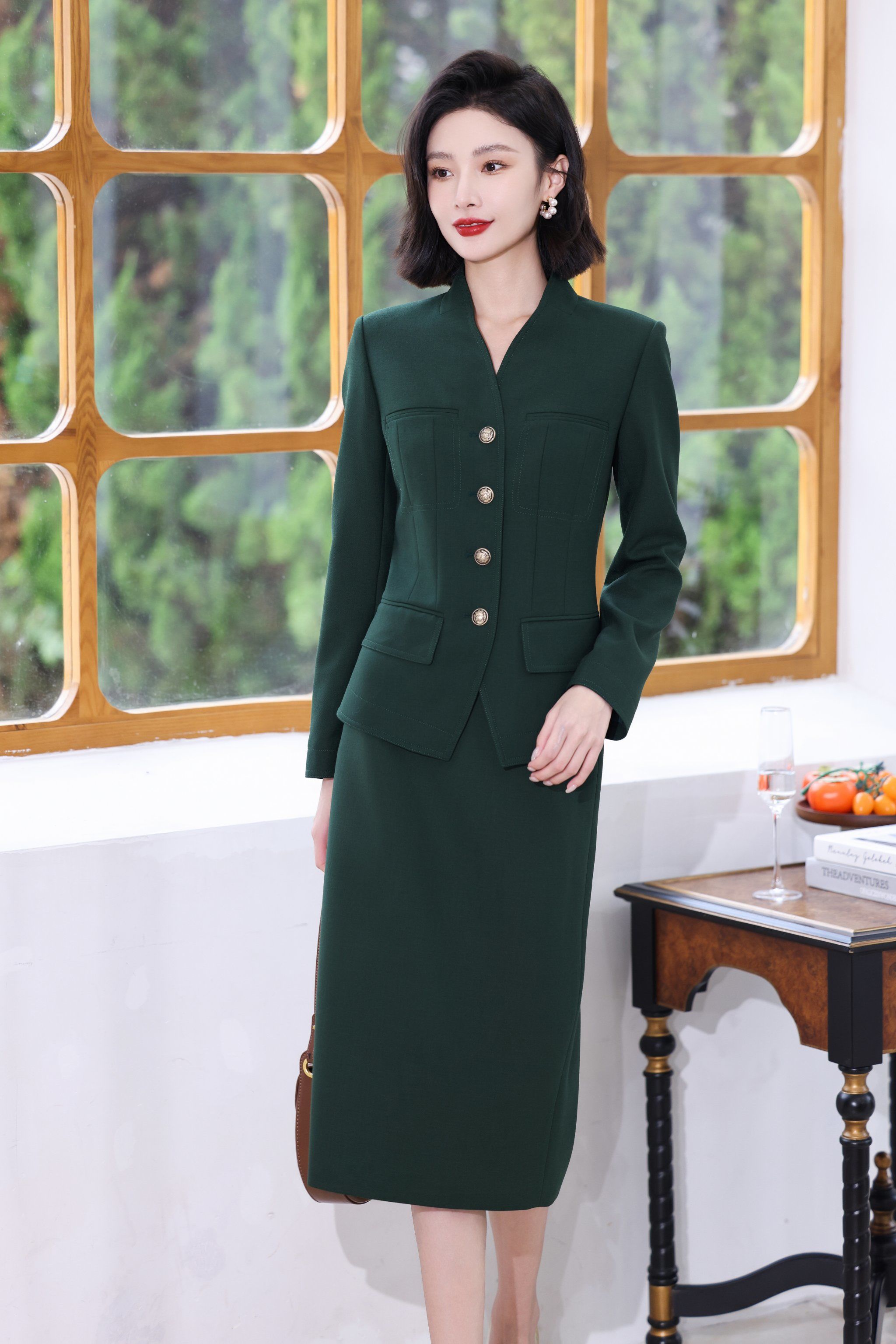 溪蓝高定#新款上新

高级感满满的墨绿色西