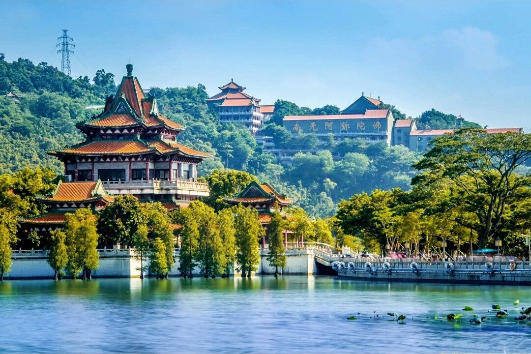 顺峰山公园环湖而立,以山为题,风景秀丽.北门为正门