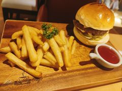 午市套餐牛肉汉堡-Lia Cafe Bar Restaurant松山咖啡屋