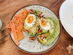 牛油果煮蛋吐司-RAC BAR(安福路店)