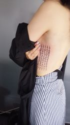 今天找蒋老师纹了一个和朱莉一样的五字经文！蒋老师很细心给我对应了经文的内容后才给我纹的！非常细心！速度也快！-刺客纹画纹身·洗纹身·穿孔饰品