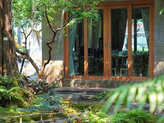-Chom Cafe and Restaurant