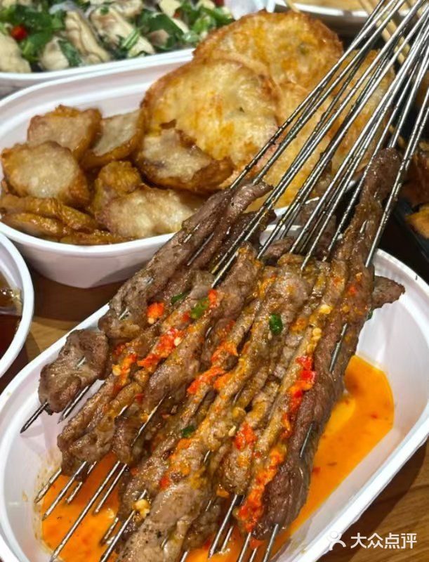 与粥底缠绵,海鲜的鲜美在口中绽放。而蒜蓉生蚝