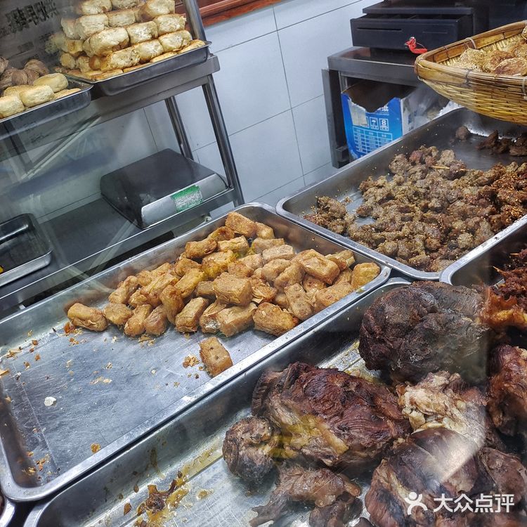 洪记小吃2.5一个的包子还不错          喜欢牛肉馅