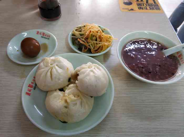 打分    /人 热闹路潮州城对面,三个包子一个茶叶蛋,一碗粥花了11元.