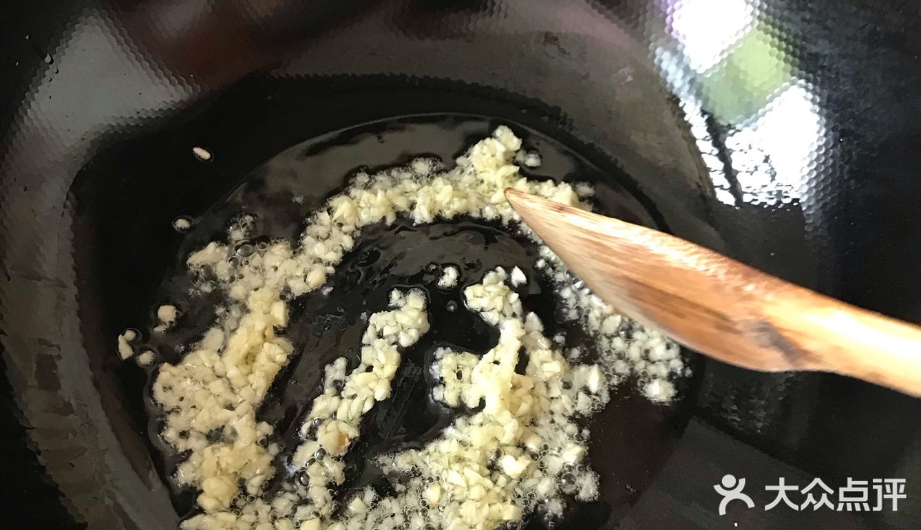 滋阴润肠通便的蒜蓉粉丝蒸鲍鱼