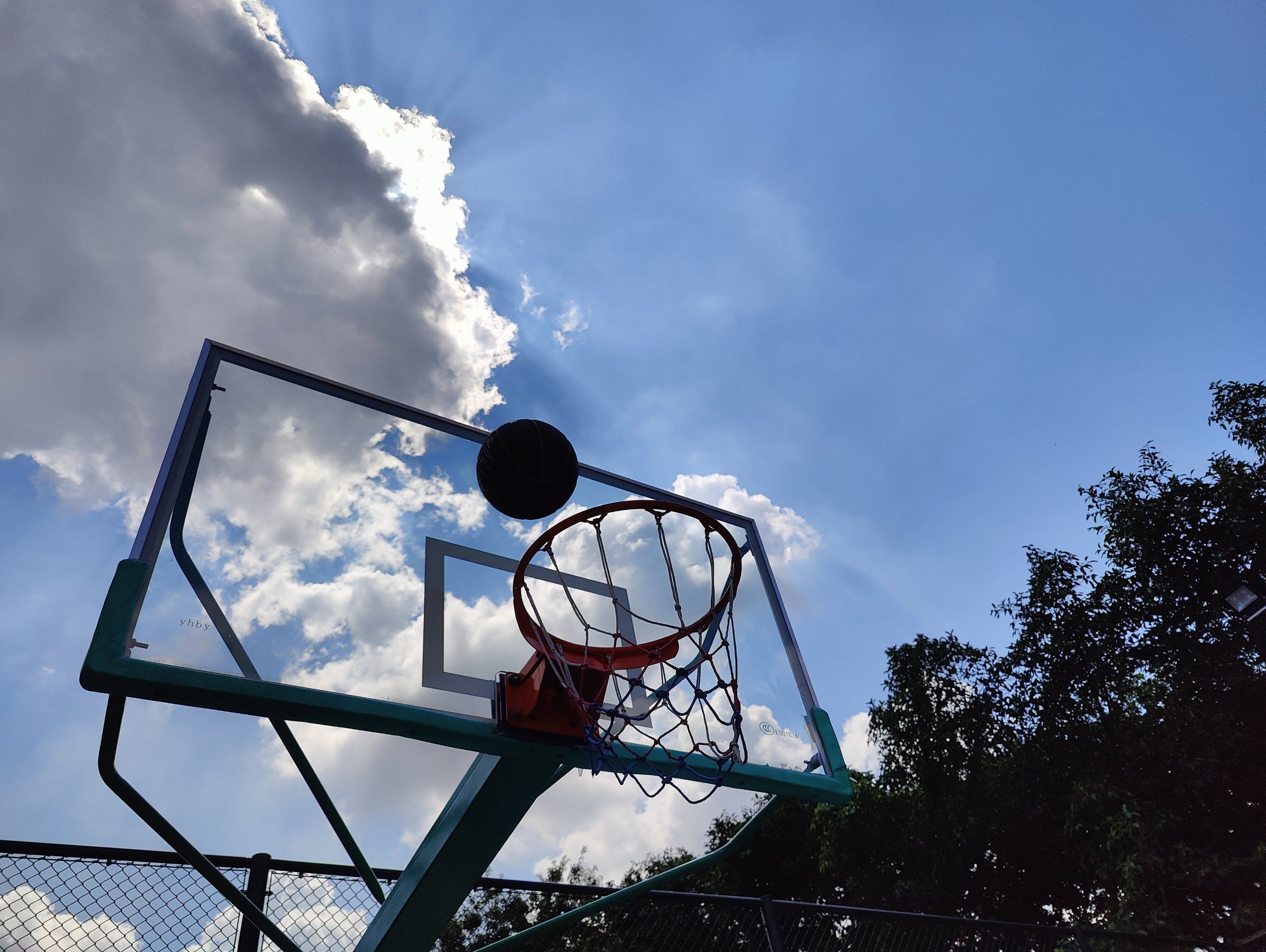 活力篮球场的午后
