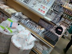 -名创优品(北京新中关购物中心地铁层店)