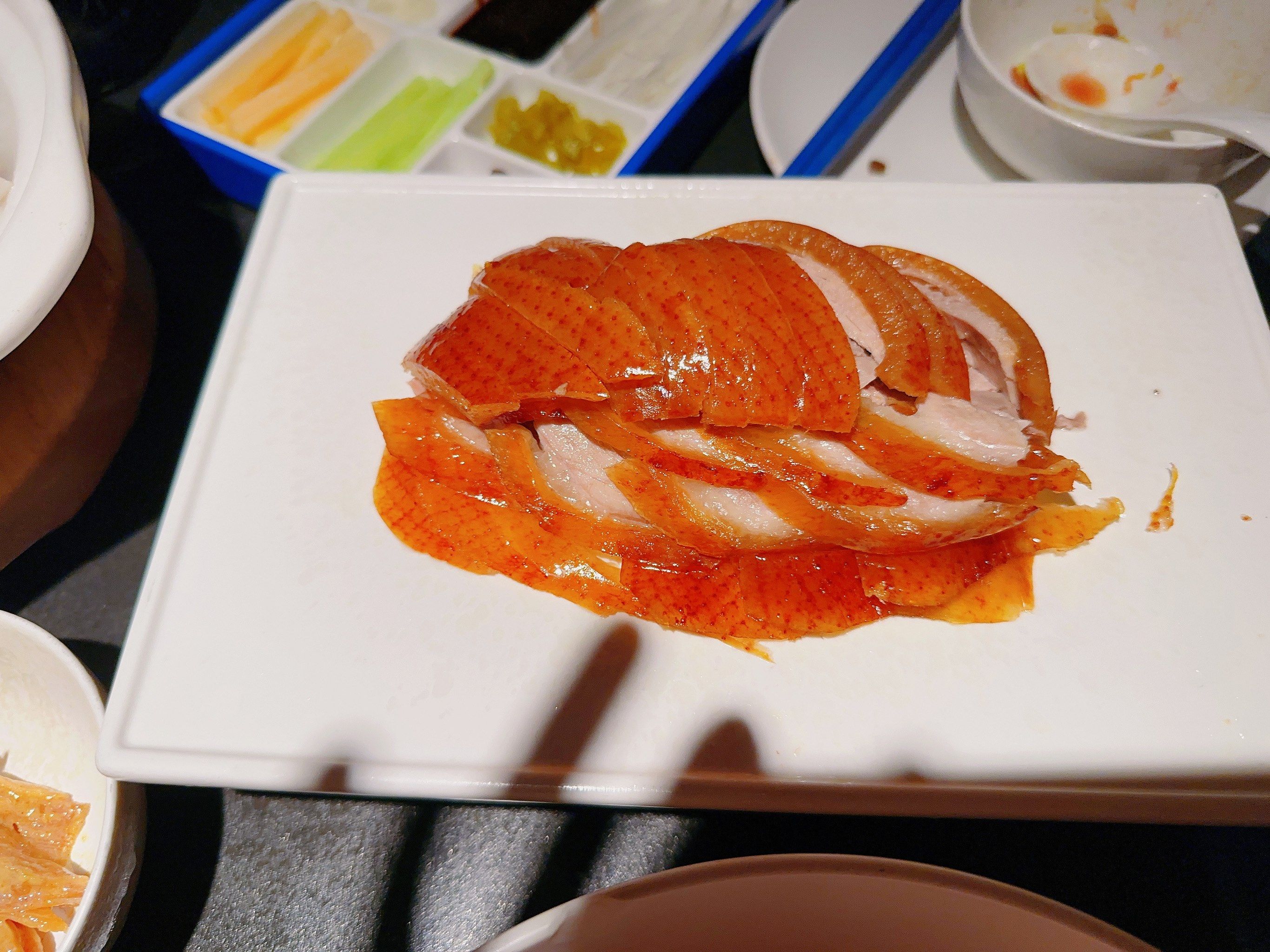 最赞的是人气餐点招牌烤鸭,用面皮包裹着焦黄的烤鸭再蘸点酱料,满