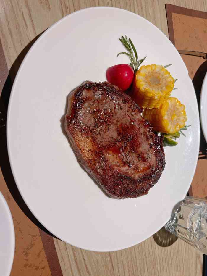 cè amore爱意牛排馆(万象城店)-"[薄荷]环境:座位之间间隔偏近,但