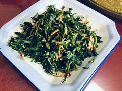 凉拌马兰头-万佛湖许老大铁锅鱼(黑金冠店)